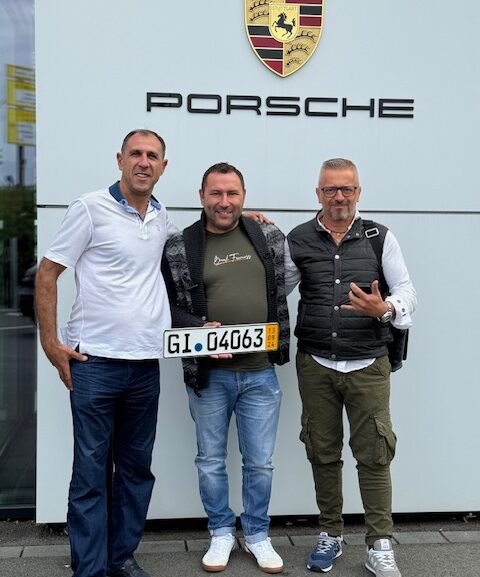 Autos Prestige DL.A livre ses clients directement les véhicules à l'usine PORSCHE en Allemagne !