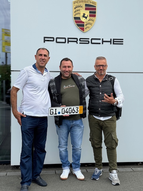 Autos Prestige DL.A livre ses clients directement les véhicules à l'usine PORSCHE en Allemagne !